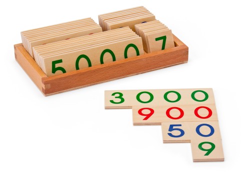 Piccole tavolette con cifre in legno